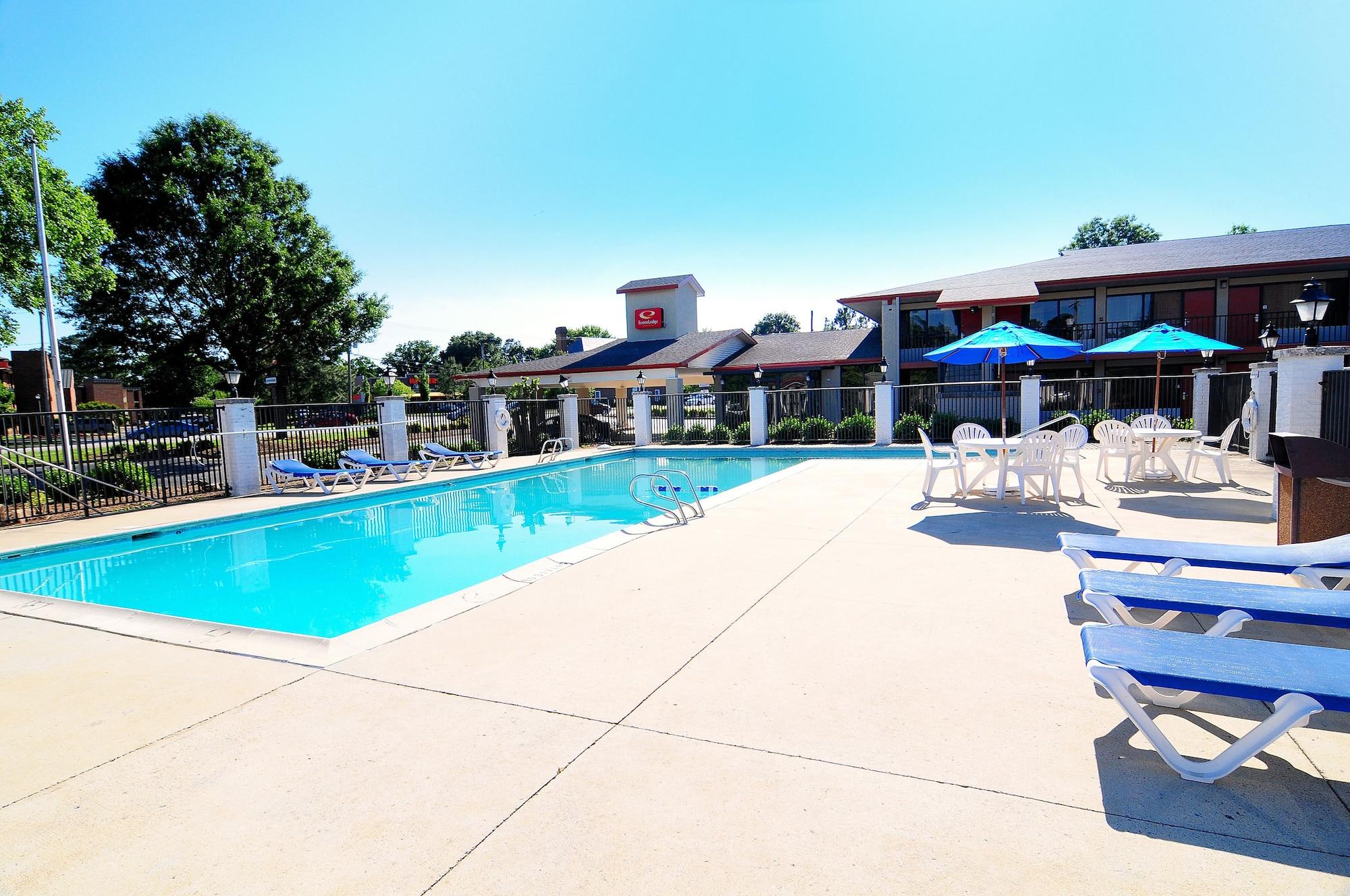 Days Inn & Suites By Wyndham Colonial Williamsburg Exterior photo